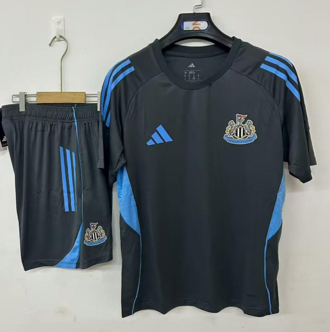 25/26 Newcastle United Pre-Match Training Jersey Grey+ Shorts