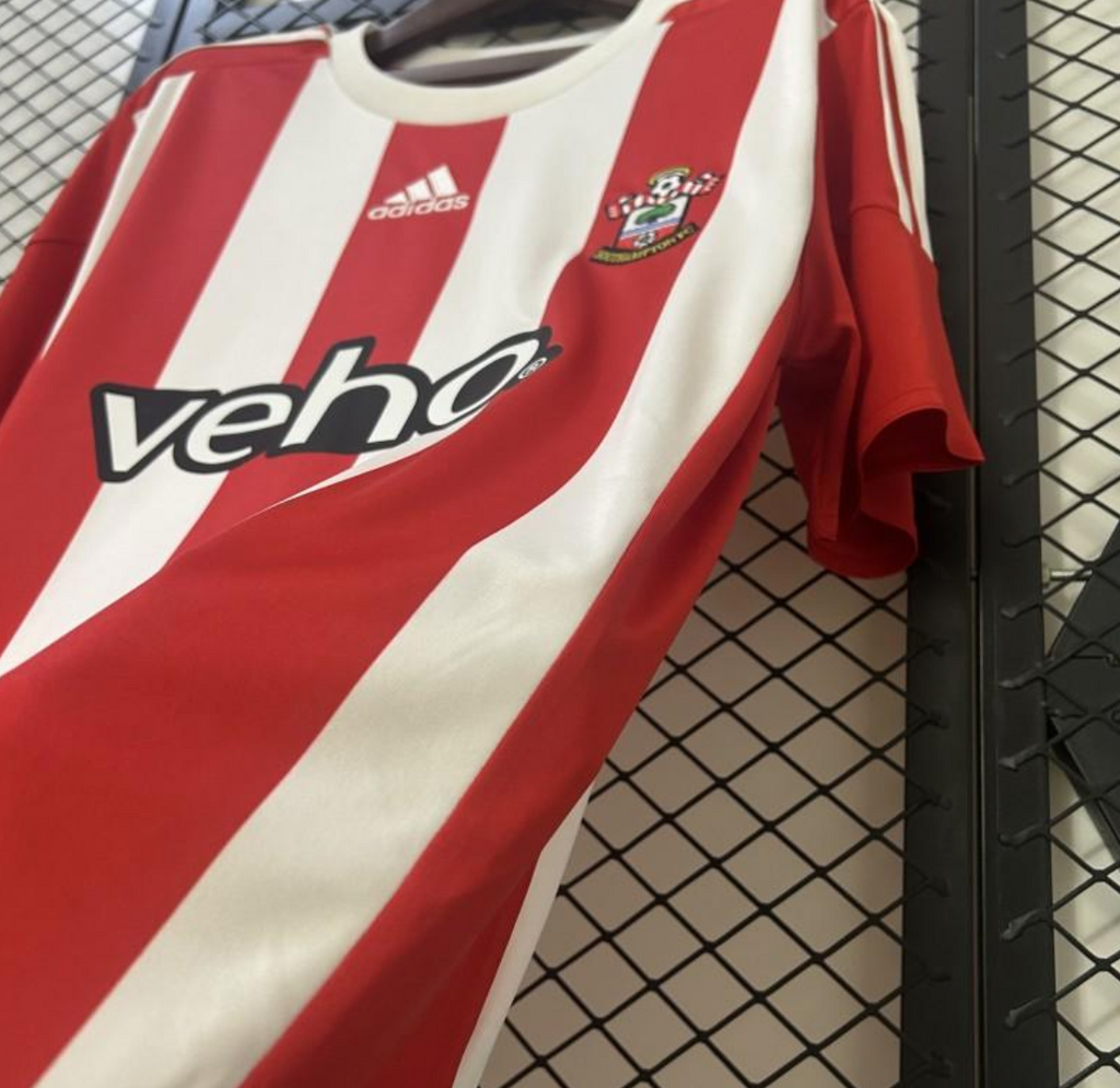 15/16 Retro Southampton Home