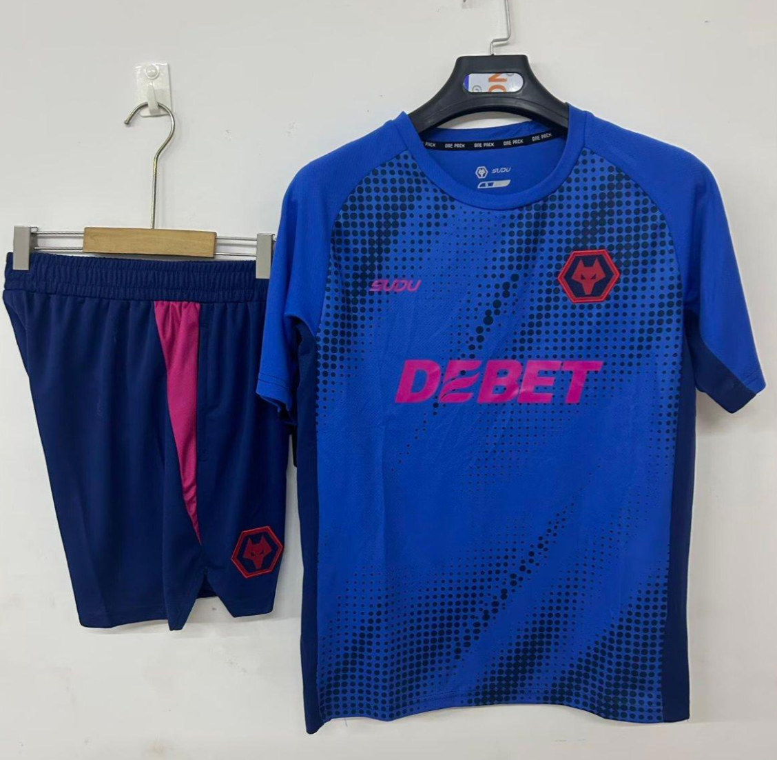 25/26 Wolverhampton Wanderers Training Jersey Blue+ Shorts